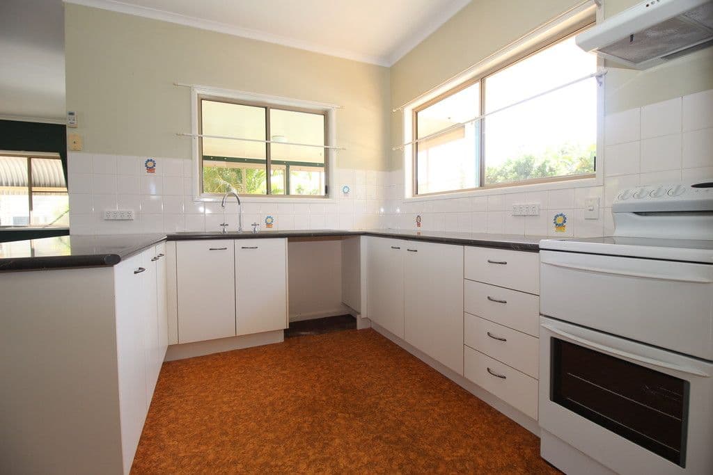 11 Park Avenue, Emerald QLD 4720, Emerald - Thumbnail 8