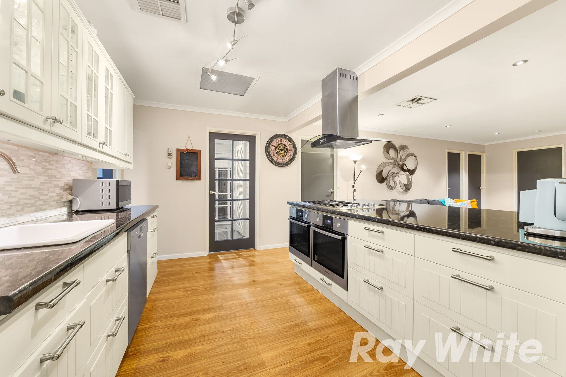 7 Yvonne Close, Mill Park VIC 3082, Mill Park - Thumbnail 2