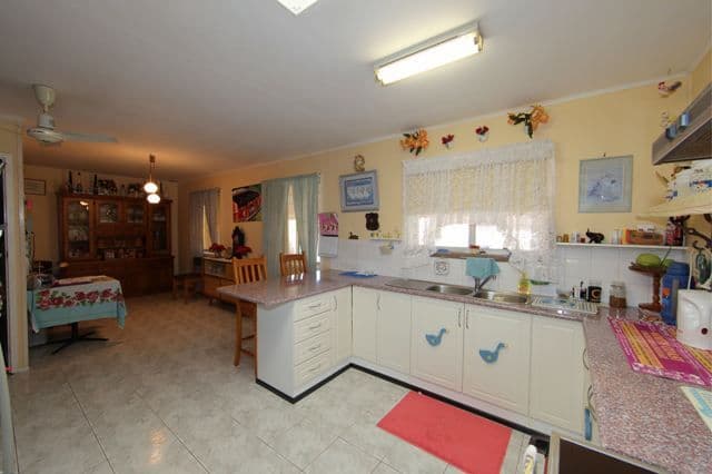 2 Banfield Street, AVENELL HEIGHTS QLD 4670, Avenell Heights - Thumbnail 2