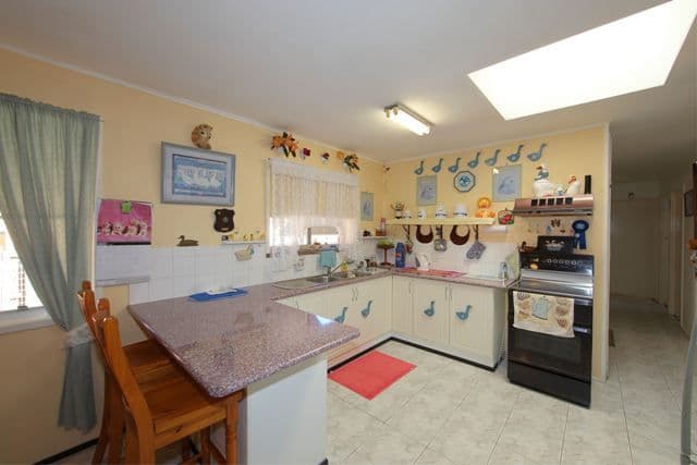 2 Banfield Street, AVENELL HEIGHTS QLD 4670, Avenell Heights - Thumbnail 8