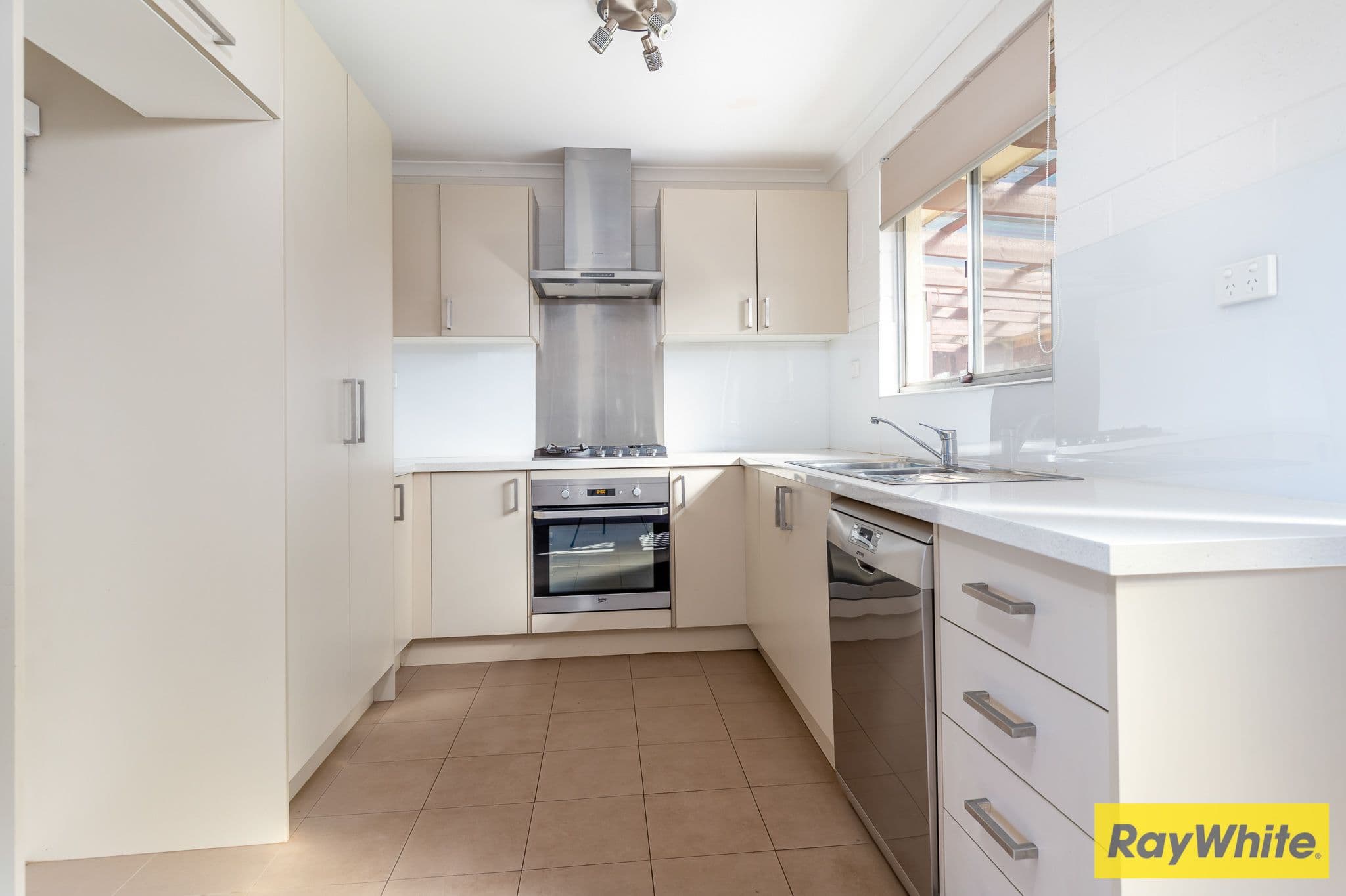 4 Yarralumla Crescent, Tomakin NSW 2537, Tomakin - Thumbnail 2