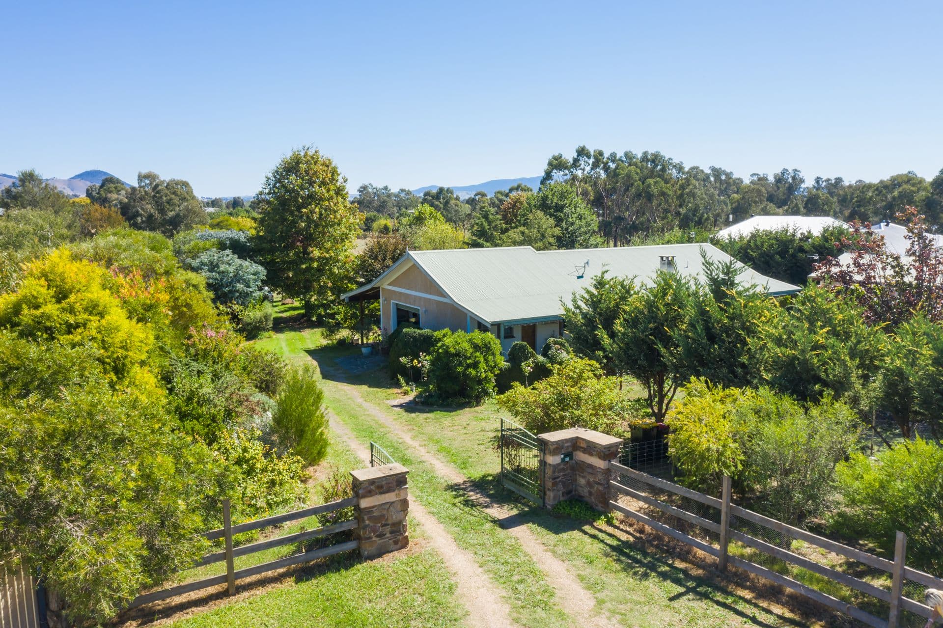 15 Griffin Avenue, Mansfield VIC 3722, Mansfield - Thumbnail 2