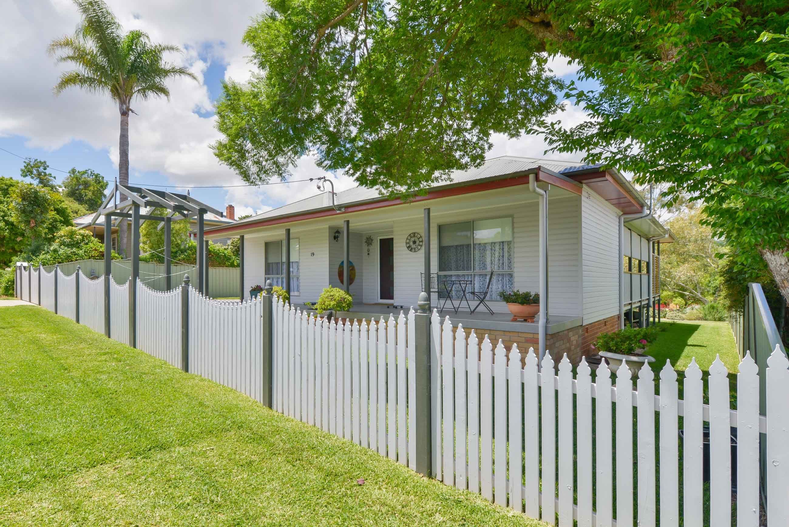19 Russell Street, Tamworth NSW 2340, Tamworth - Image 1