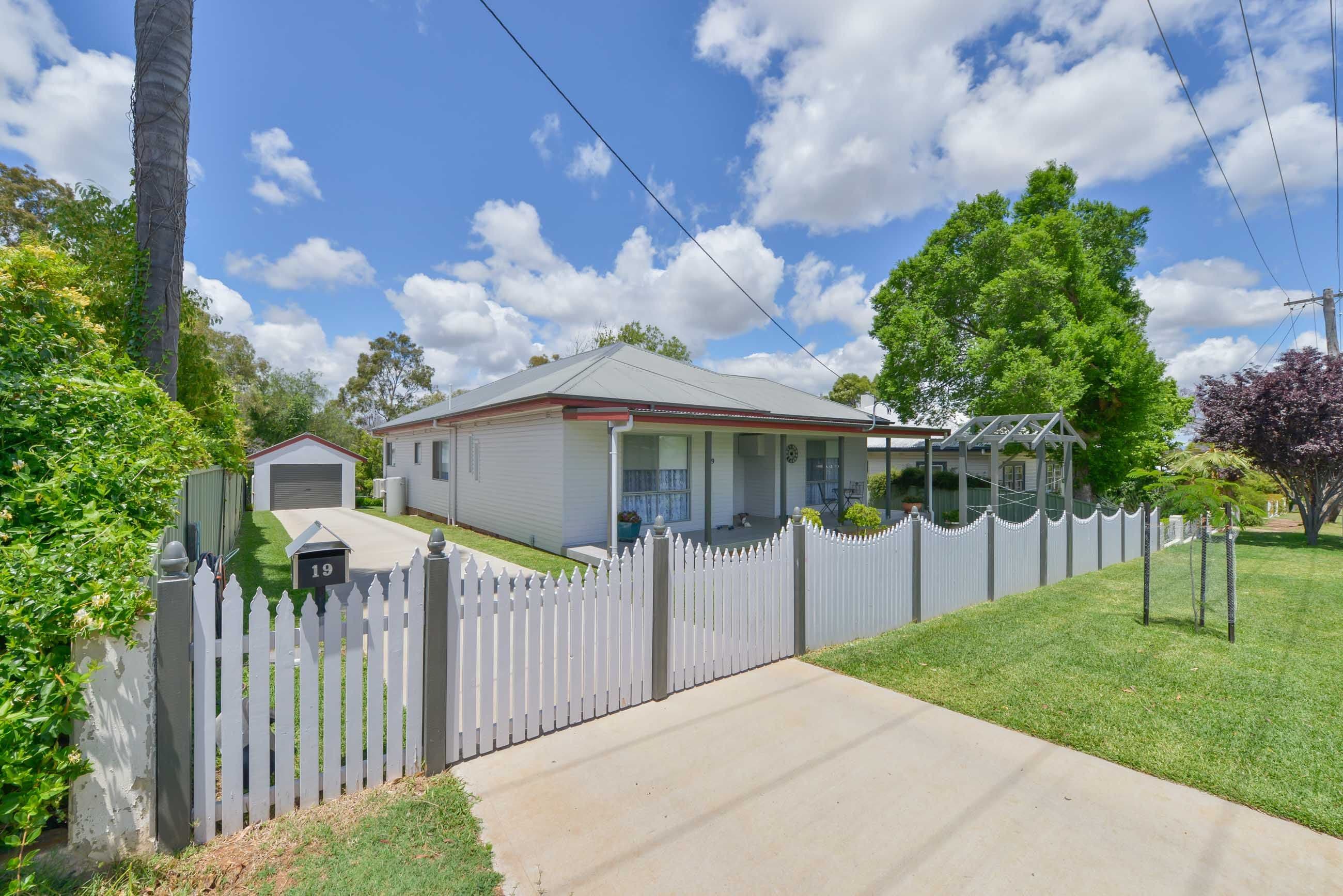 19 Russell Street, Tamworth NSW 2340, Tamworth - Thumbnail 2