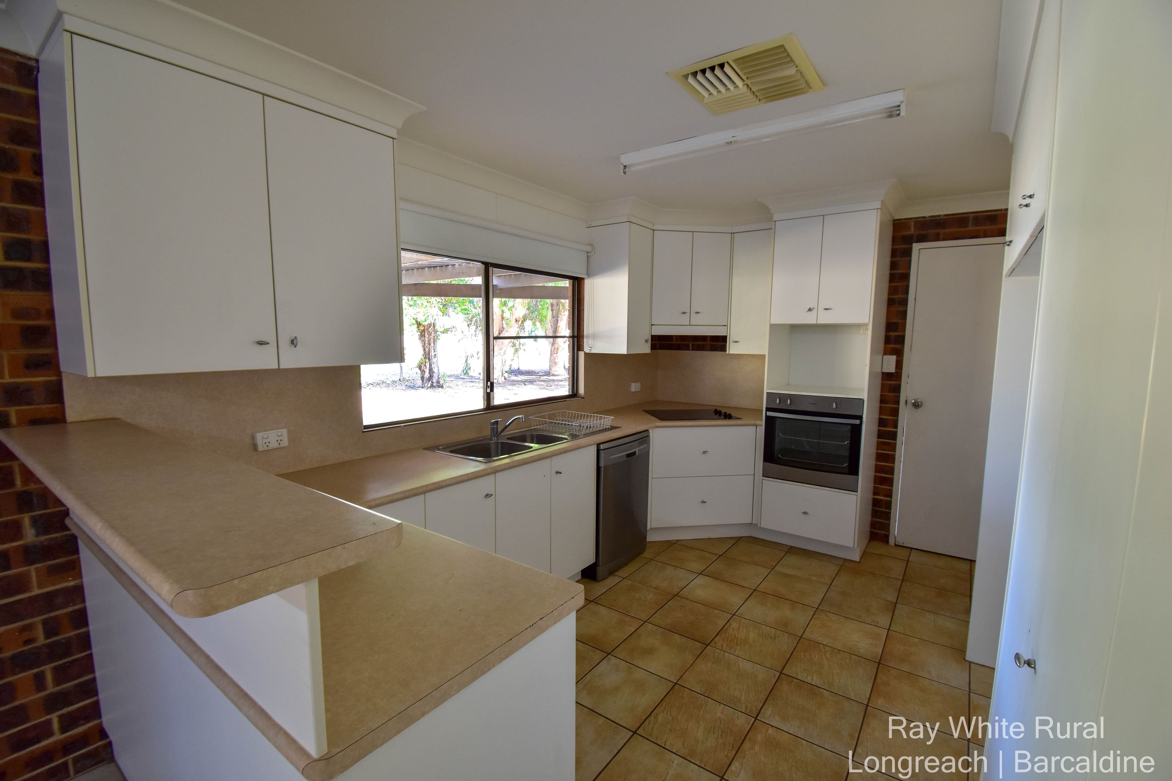 20 Bauhinia Street, Barcaldine QLD 4725, Barcaldine - Thumbnail 3