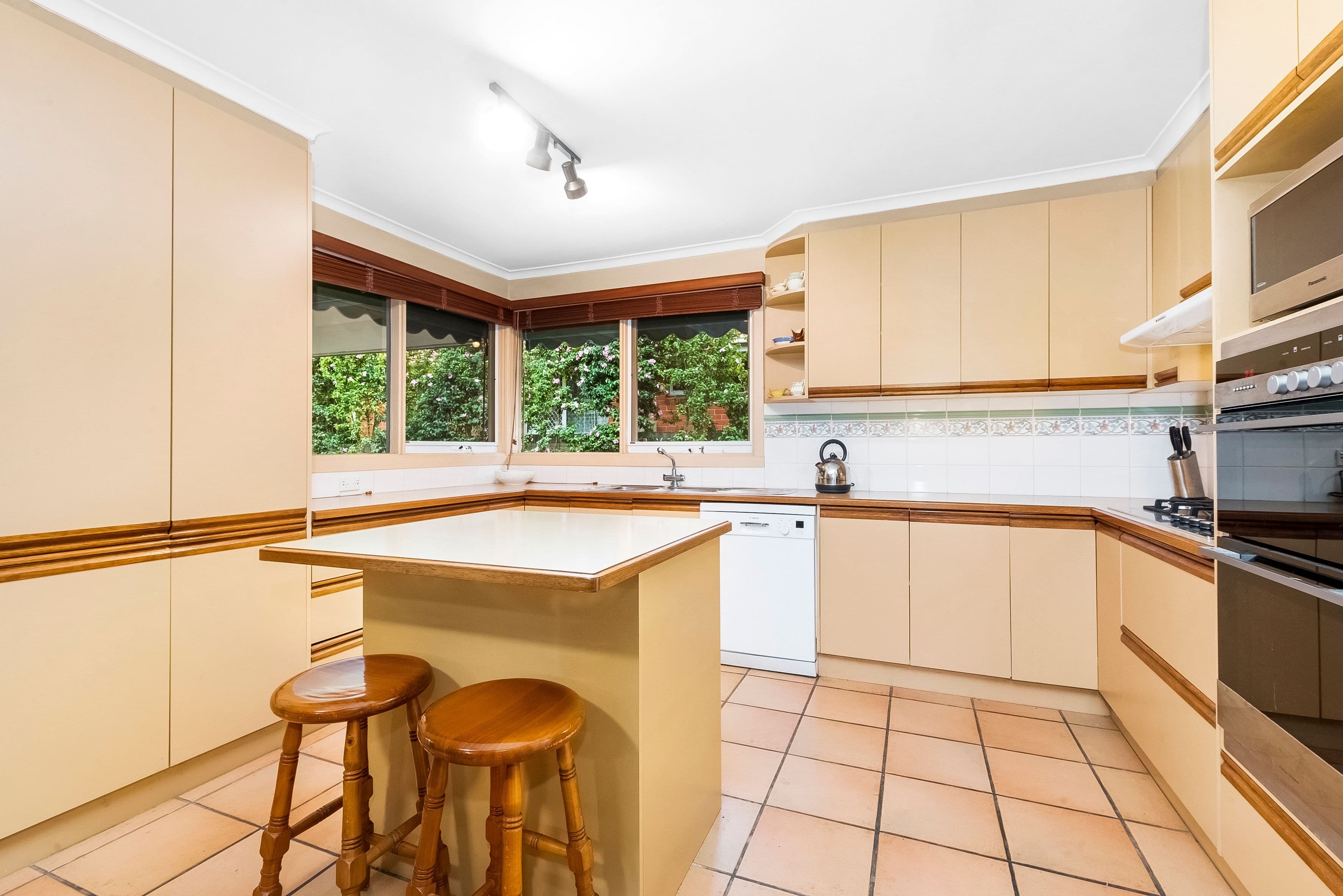 24 Owens Avenue, Glen Waverley VIC 3150, Glen Waverley - Thumbnail 2