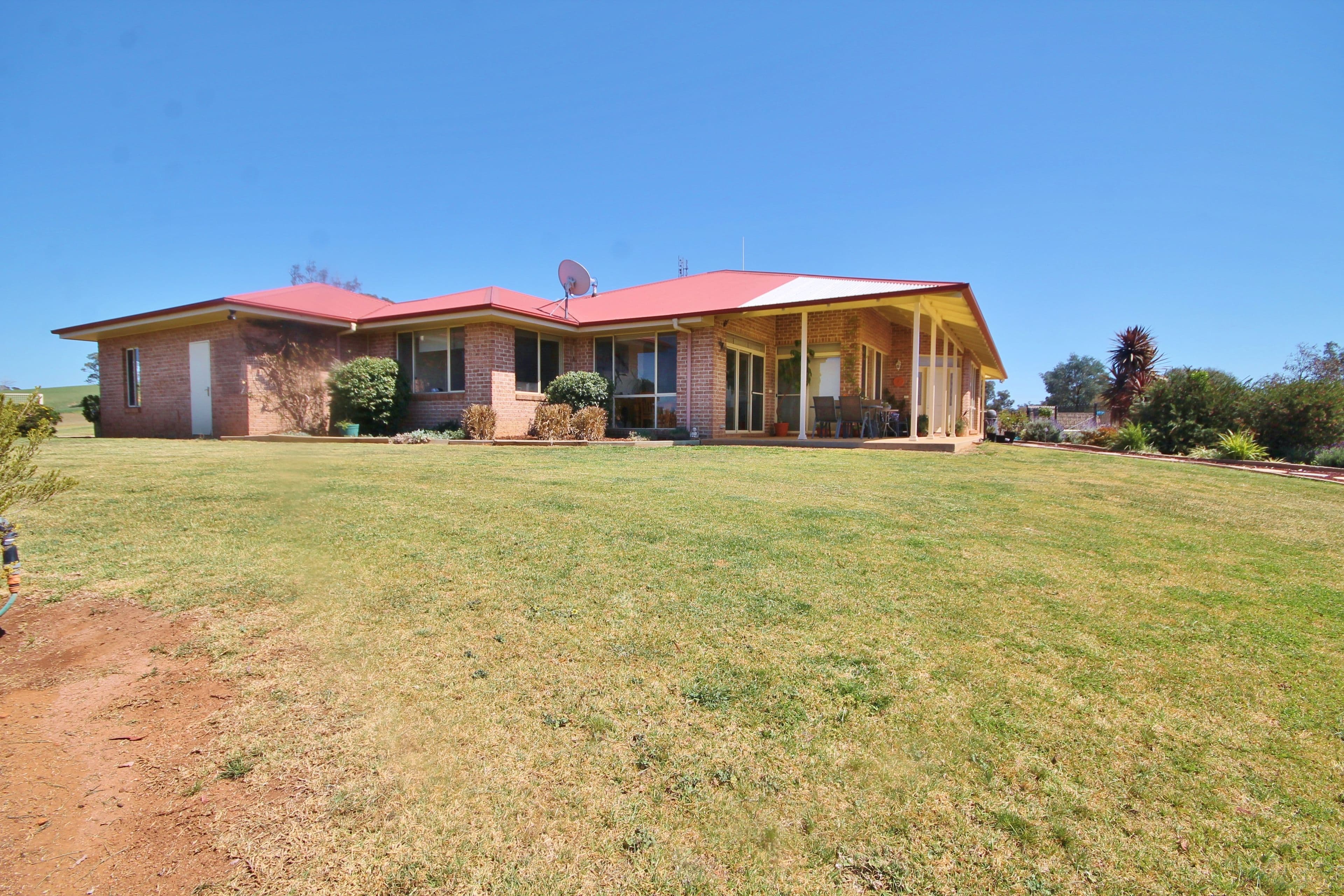 147 Donges Road, Young - Thumbnail 2