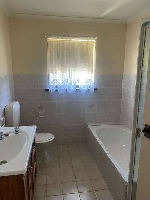 17 Geddes Avenue, Clare SA 5453, Clare - Thumbnail 4