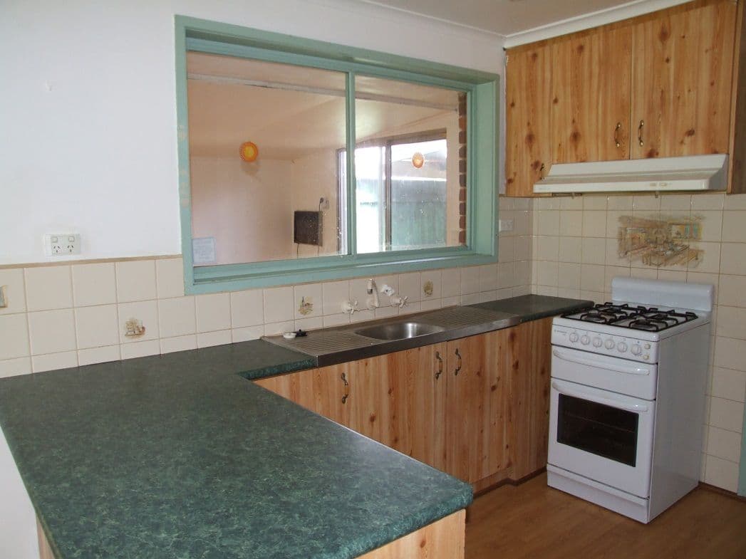 17 Kurrajong Crescent, MELTON SOUTH VIC 3338, Melton South - Thumbnail 2