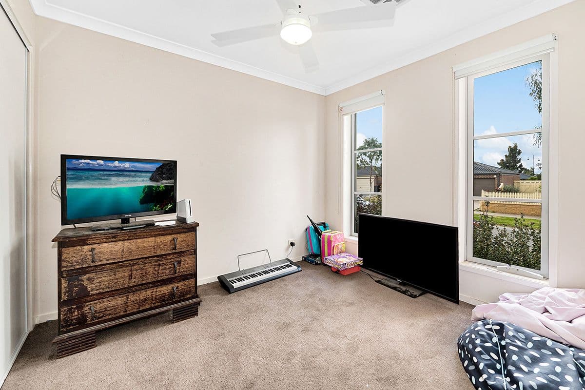 10 Mickleham Drive, Cranbourne North VIC 3977, Cranbourne North - Thumbnail 2