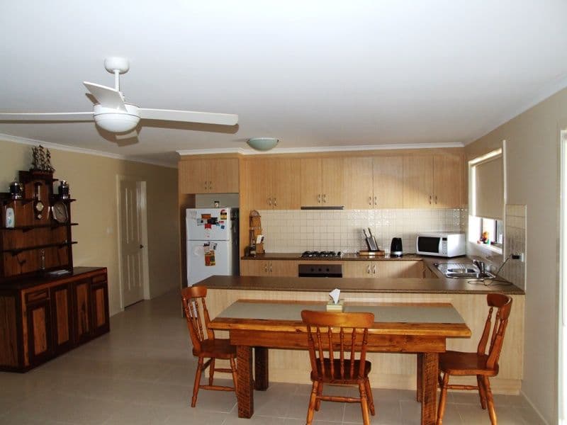 24 Marlo Drive, MELTON WEST VIC 3337, Melton West - Thumbnail 3