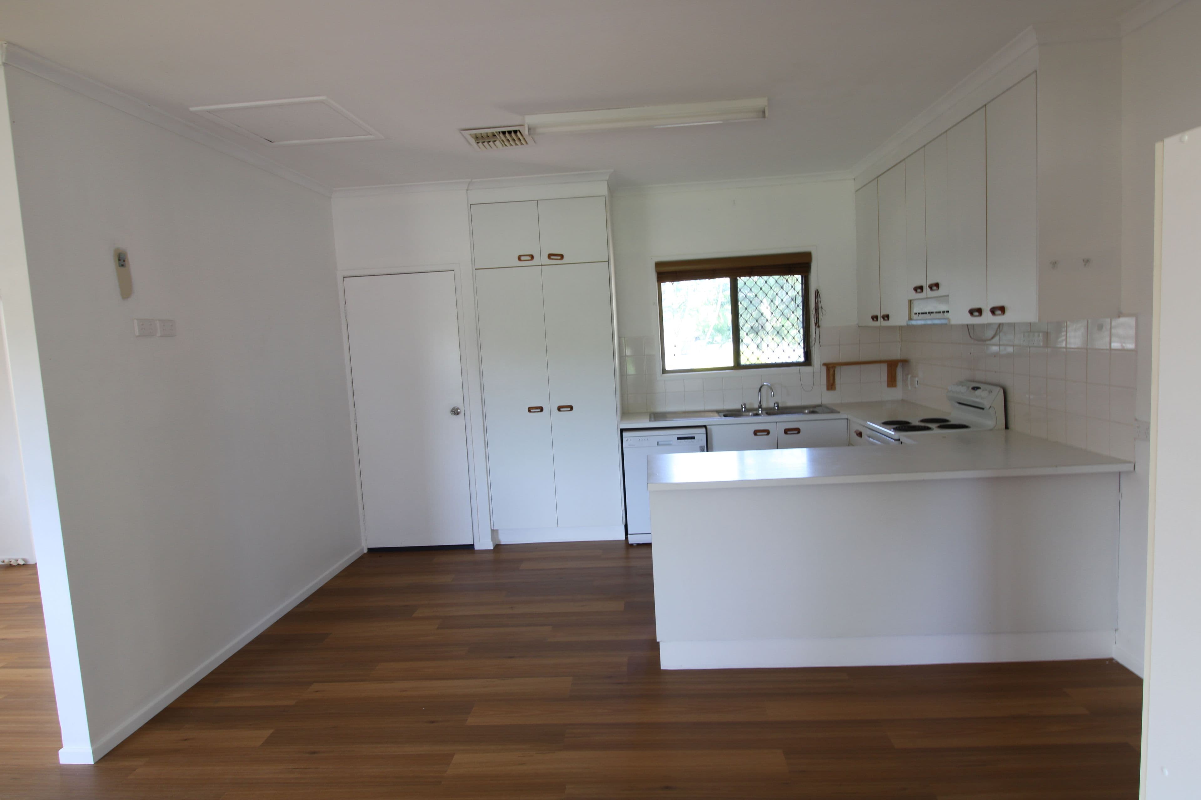 64 Loch Street, Emerald QLD 4720, Emerald - Thumbnail 3