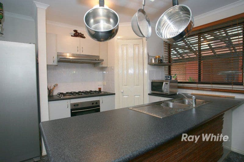 28 Bellbrae Crescent, CRANBOURNE VIC 3977, Cranbourne West - Thumbnail 2