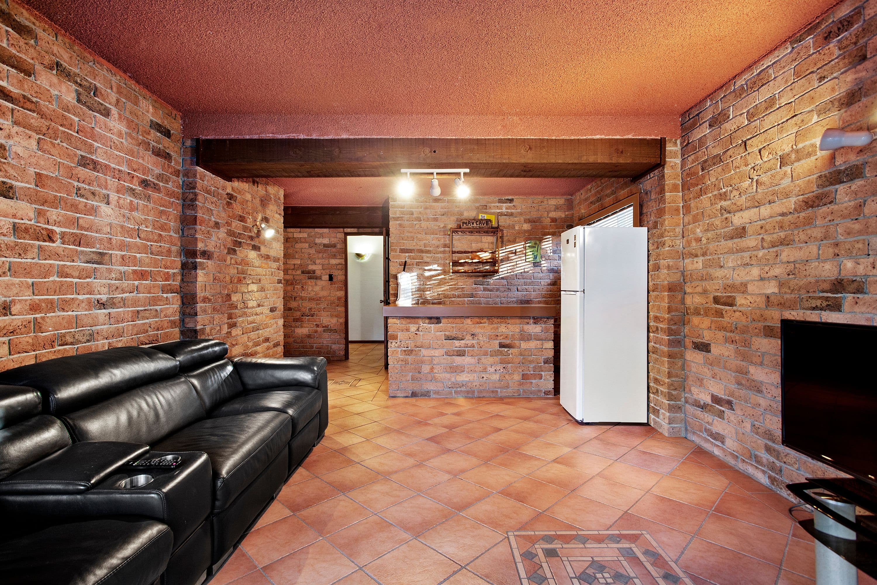 3 Erin Avenue, Berkeley Vale NSW 2261, Berkeley Vale - Thumbnail 6