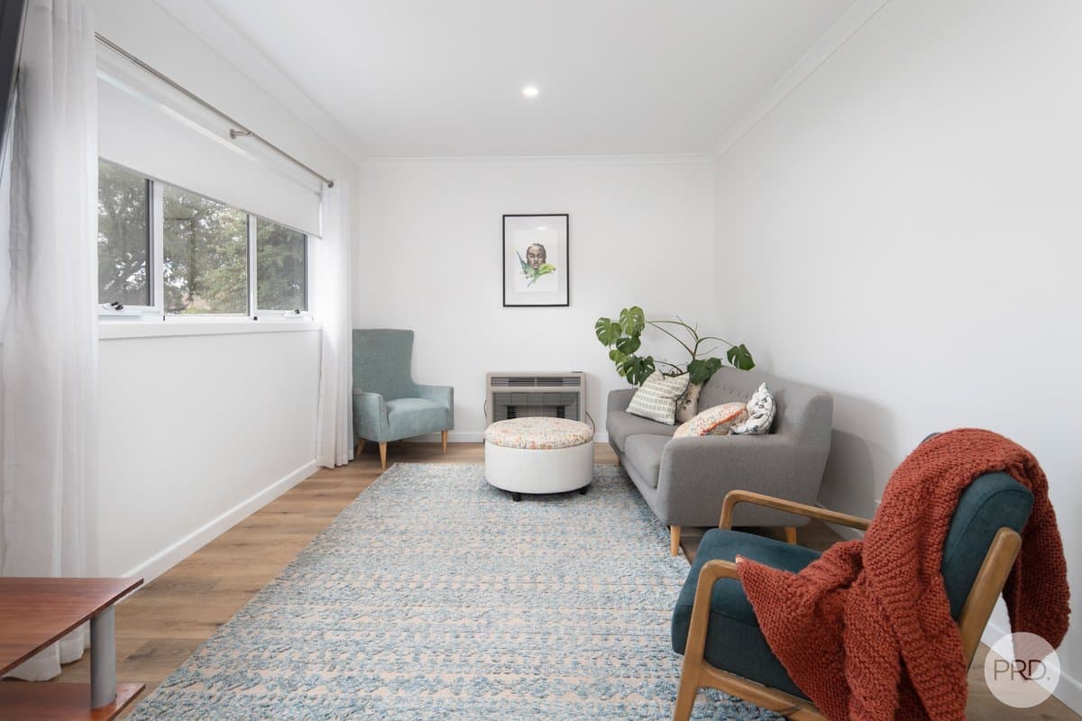 17 Linden Avenue, WENDOUREE VIC 3355, Wendouree - Thumbnail 2