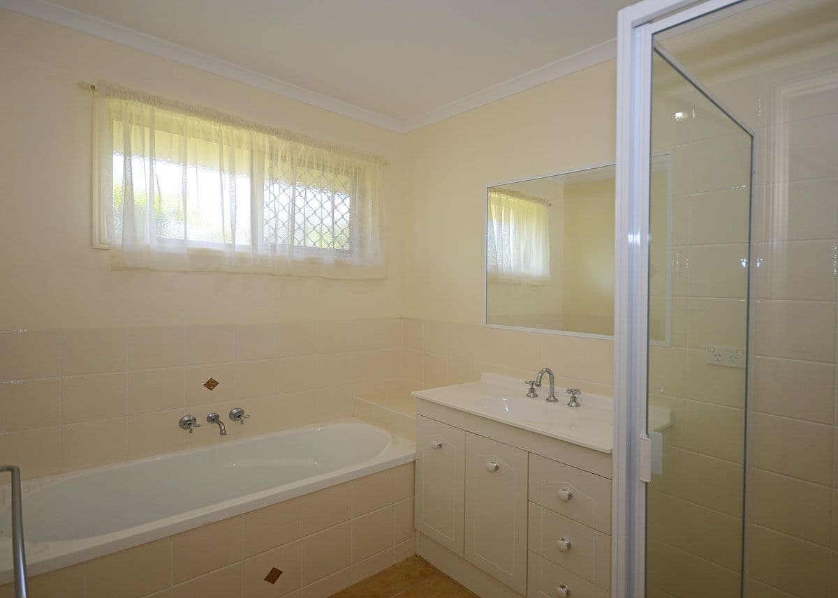 6 Malcolm Court, POINT VERNON QLD 4655, Point Vernon - Thumbnail 5