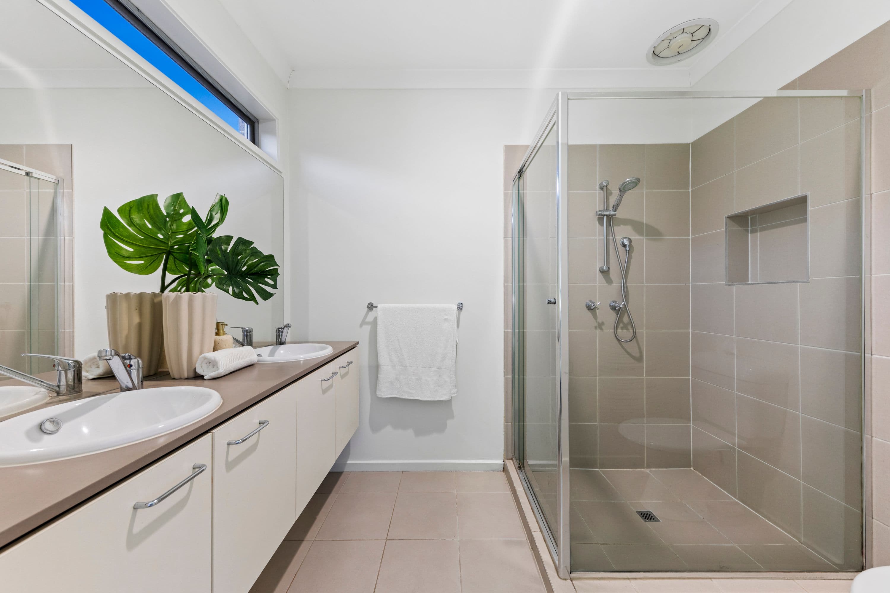 16 Camdolle Close, Pakenham VIC 3810, Pakenham - Thumbnail 4