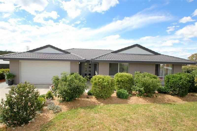 11 Parkes Drive, Tenterfield - Image 1