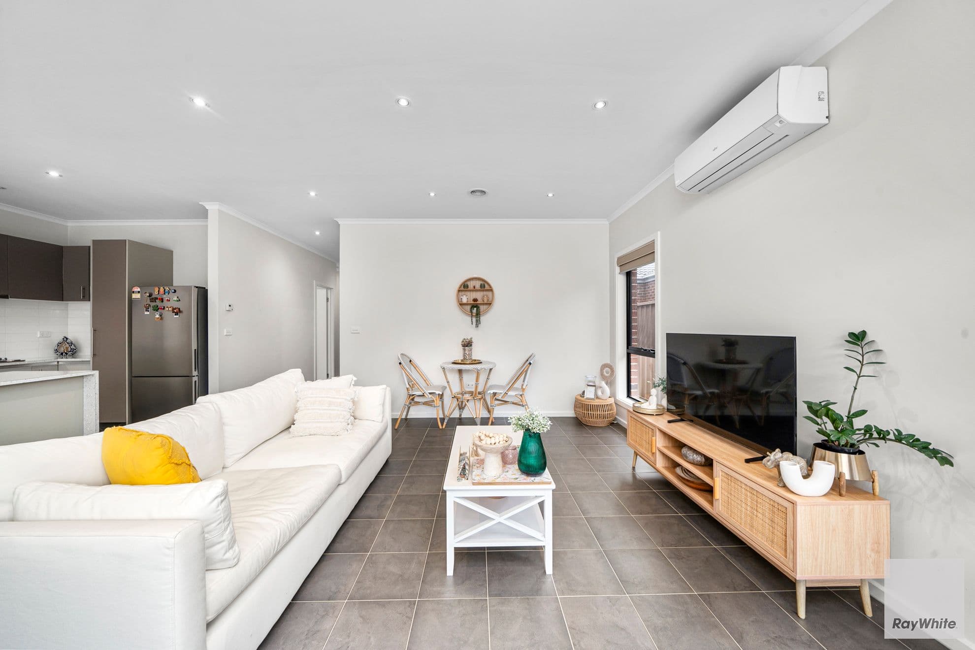 11 Gisborne Way, Caroline Springs VIC 3023, Caroline Springs - Thumbnail 2