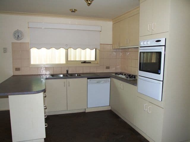 4 Kevin Court, MELTON SOUTH VIC 3338, Melton South - Thumbnail 3