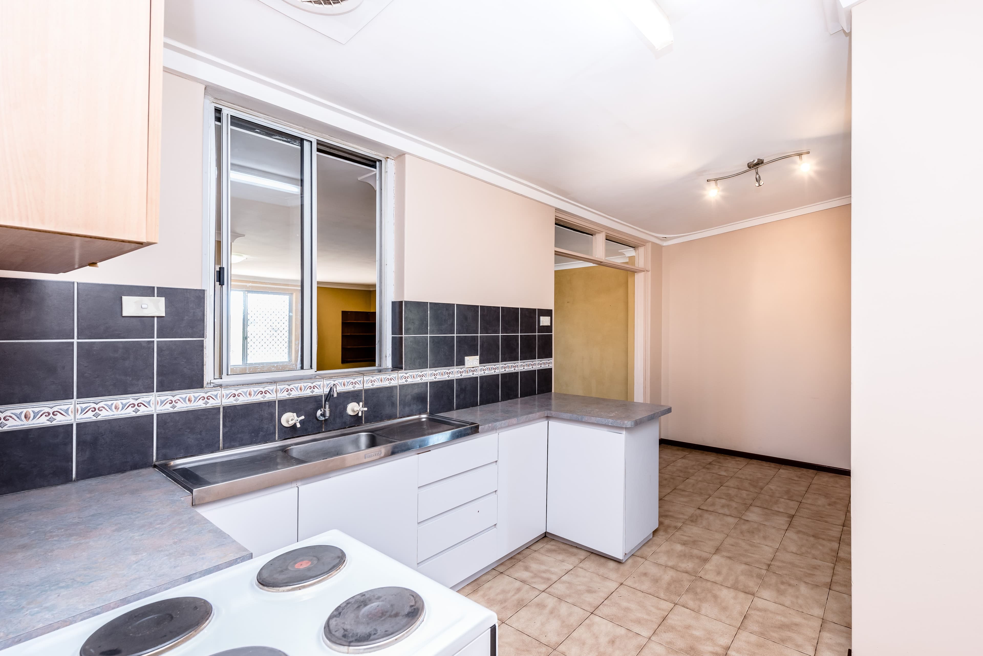 76 Dorothy Street, Geraldton WA 6530, Geraldton - Thumbnail 2