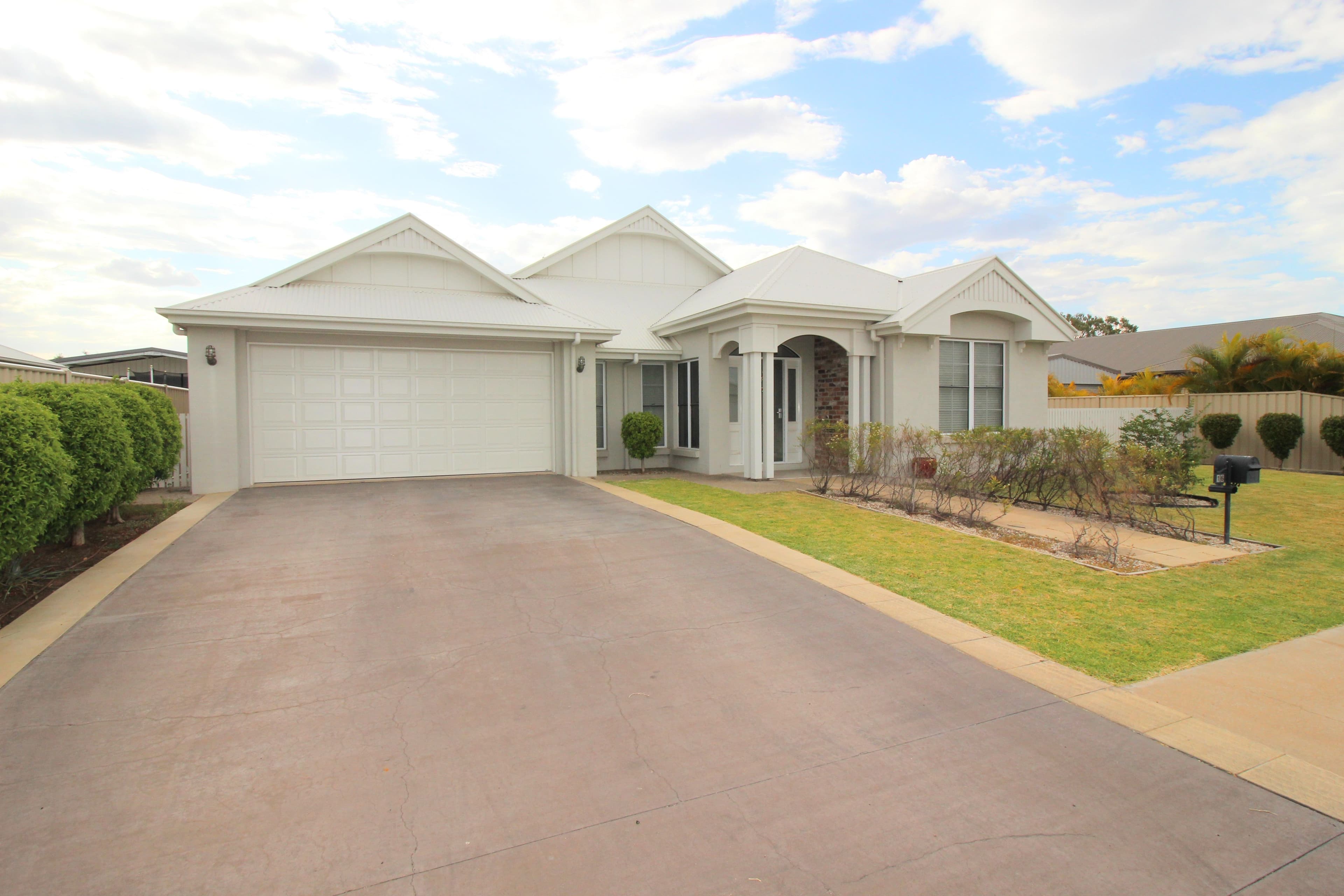 16 Randwick Road, Emerald QLD 4720, Emerald - Thumbnail 2