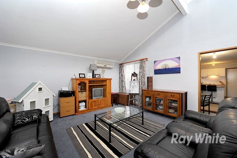 8  Kew Court, NARRE WARREN VIC 3805, Narre Warren - Thumbnail 2