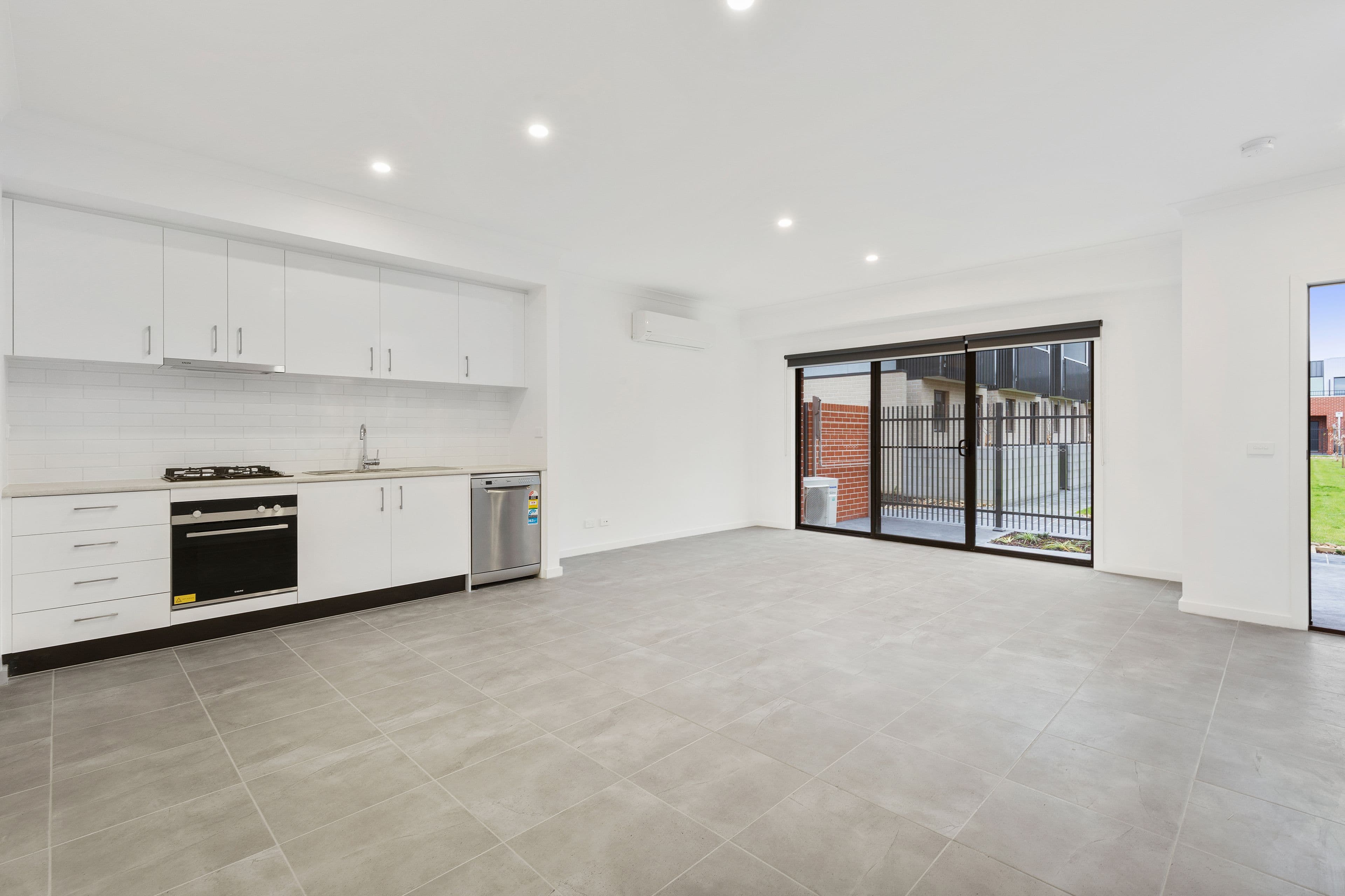8 Patena Walk, Pakenham VIC 3810, Pakenham - Thumbnail 3