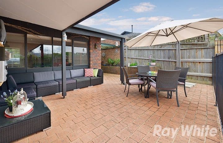 11 Folkstone Crescent, FERNTREE GULLY VIC 3156, Ferntree Gully - Thumbnail 2