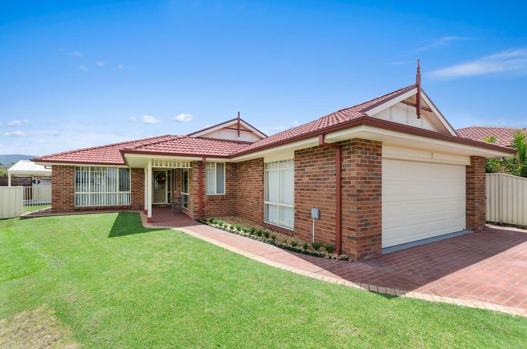 6 Kirriemuir Glen, Horsley - Image 1