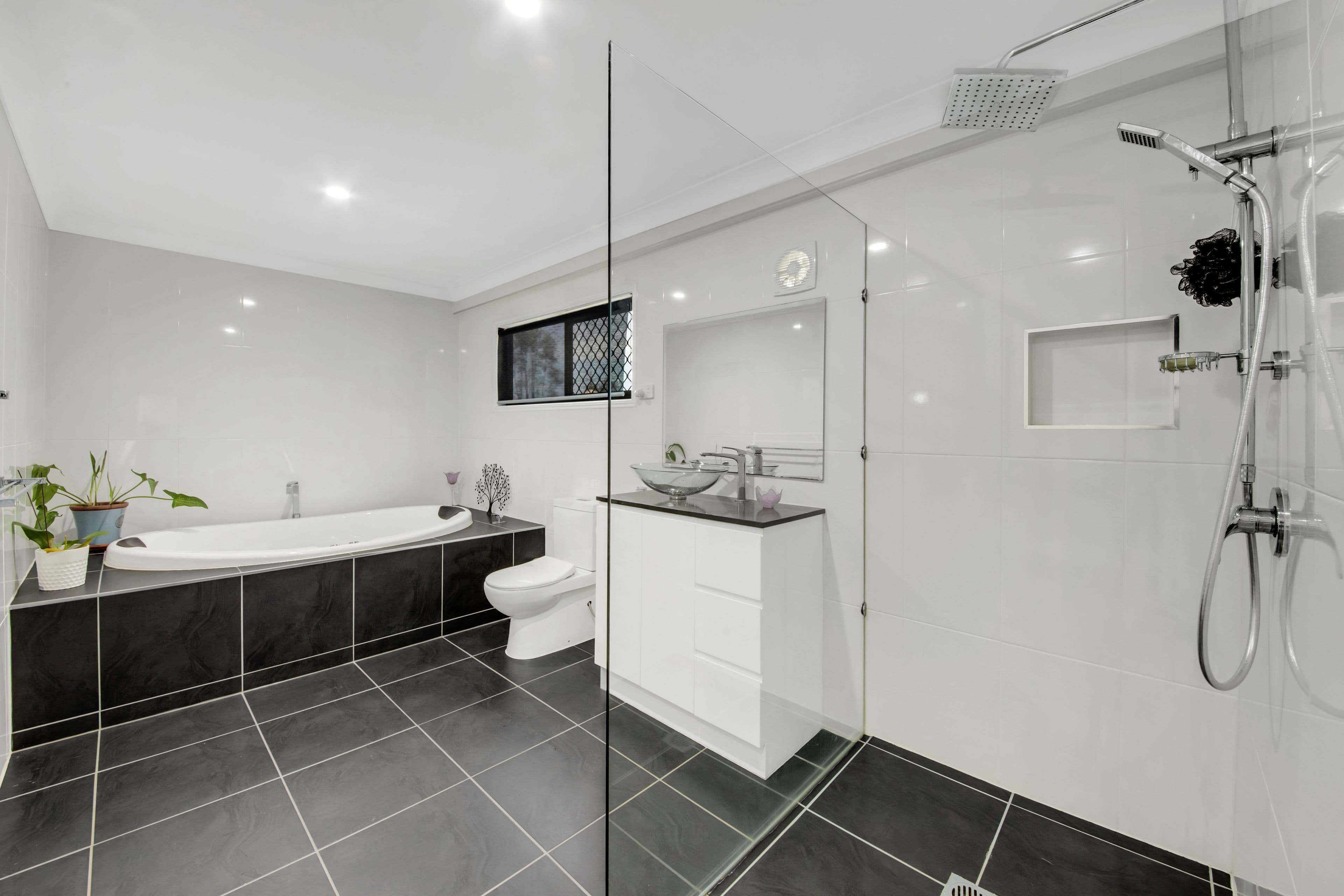 34 Mcpherson Road, Boyne Island QLD 4680, Boyne Island - Thumbnail 8