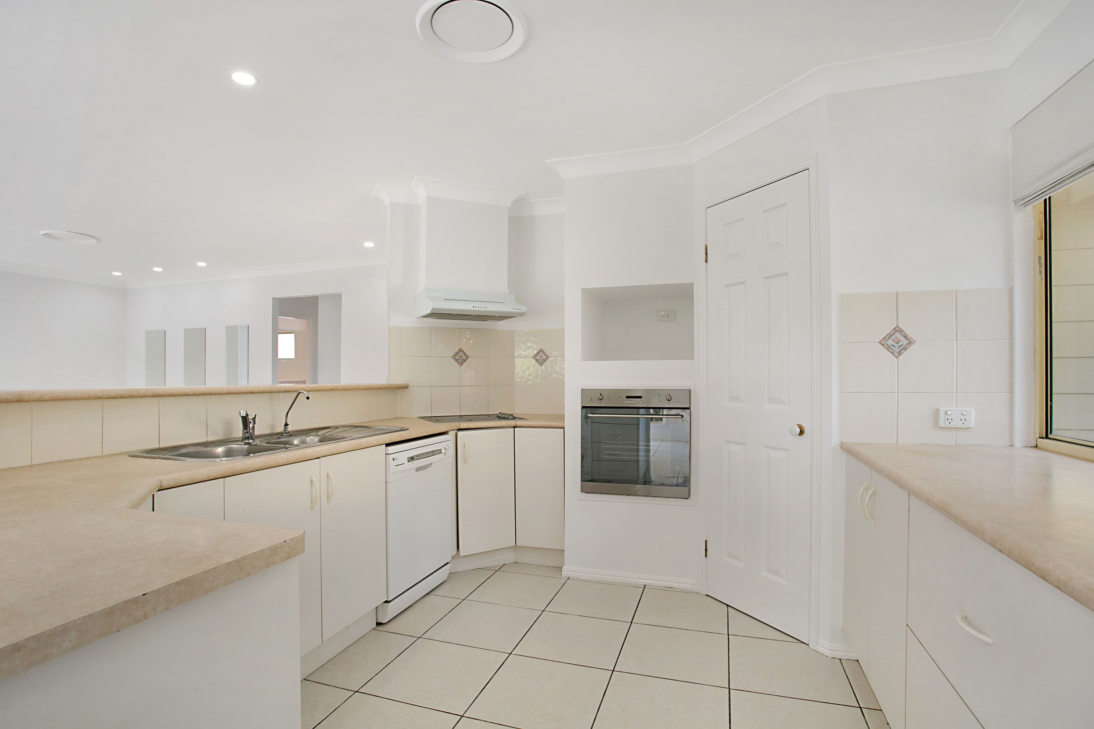 10 Bretton Court, Carrara QLD 4211, Carrara - Thumbnail 8