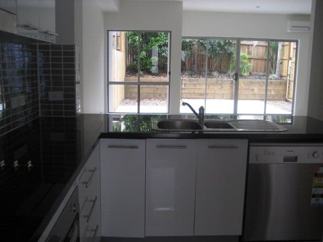 16  Broadmere Street, ANNERLEY QLD 4103, Annerley - Thumbnail 3