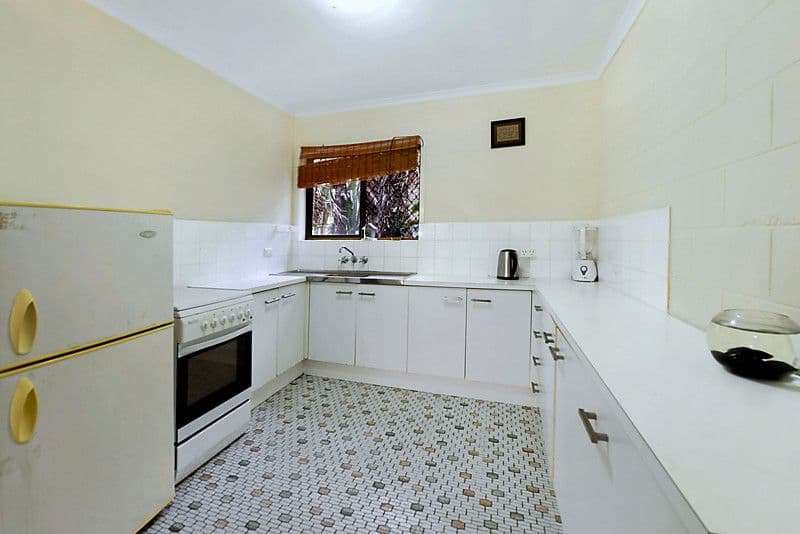 9 Cronin Avenue, MAIN BEACH QLD 4217, Main Beach - Thumbnail 2