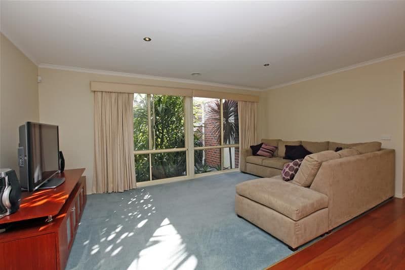 6 Scarlet Drive, BUNDOORA VIC 3083, Bundoora - Thumbnail 3