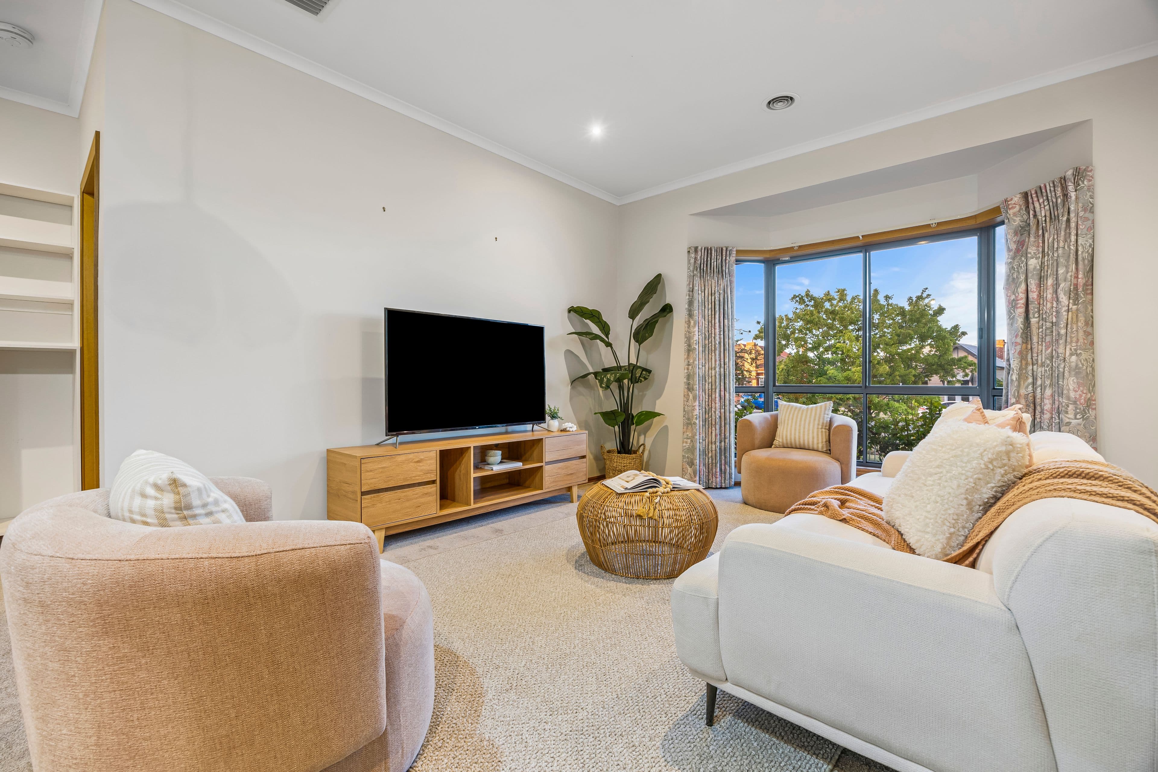 1021 Gregory Street, Lake Wendouree VIC 3350, Lake Wendouree - Thumbnail 3