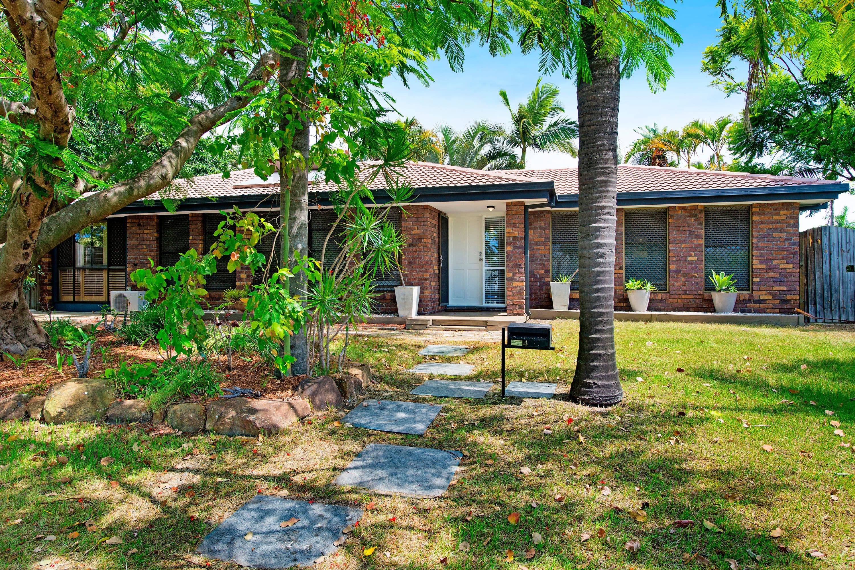 4 Illaura Street, Mermaid Waters QLD 4218, Mermaid Waters - Thumbnail 2