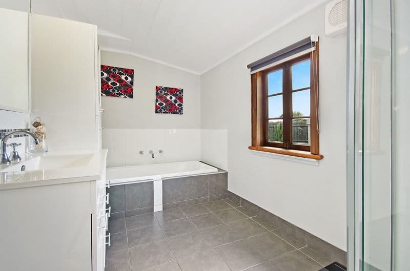 11 Bourke Avenue, KOROIT VIC 3282, Koroit - Thumbnail 4