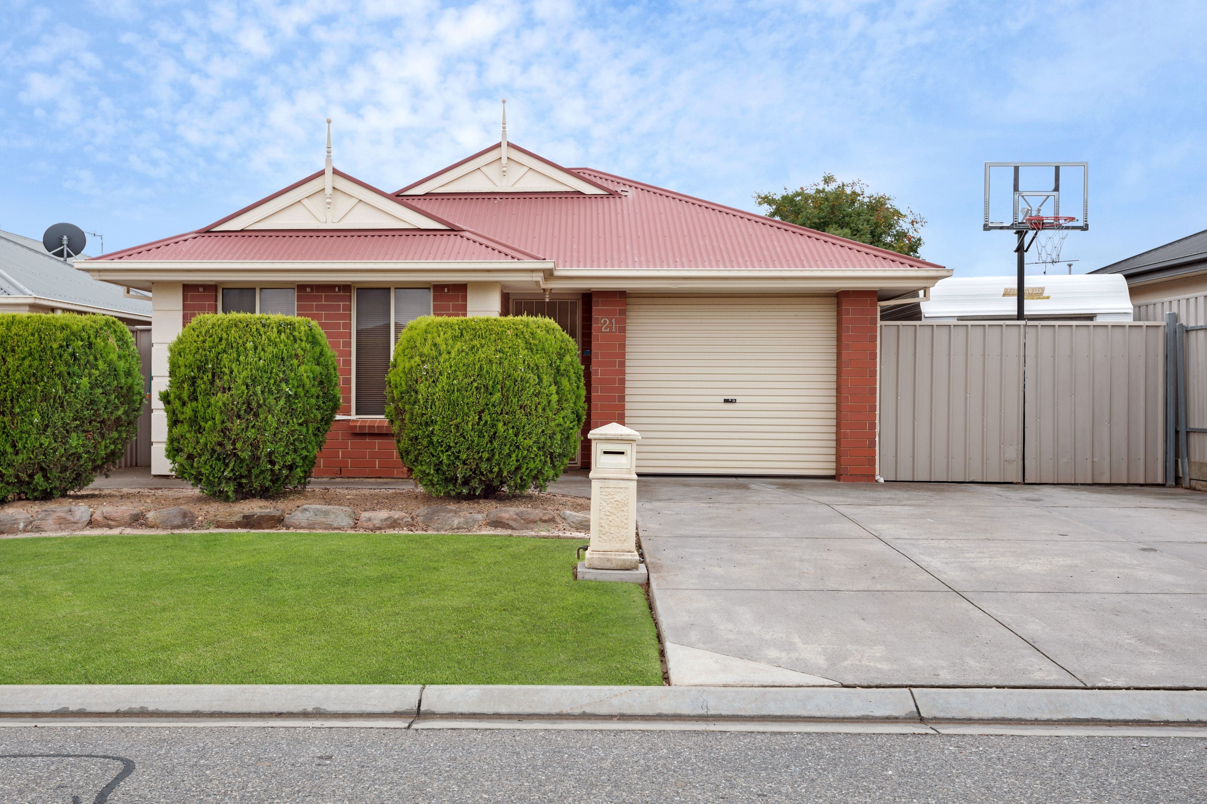 21 Axminster Crescent, Craigmore SA 5114, Craigmore - Image 1