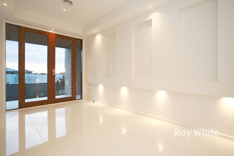 10 Crepe Avenue, CRANBOURNE WEST VIC 3977, Cranbourne West - Thumbnail 2