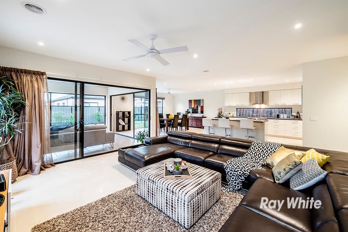 44 Blackledge Drive, Clyde North VIC 3978, Clyde North - Thumbnail 2