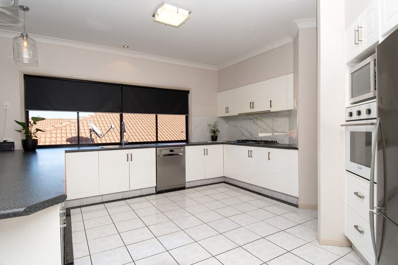 10 Nottinghill Gate Drive, Arundel QLD 4214, Arundel - Thumbnail 8