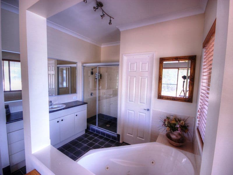 2 Brownlow Court, CASHMERE QLD 4500, Cashmere - Thumbnail 6