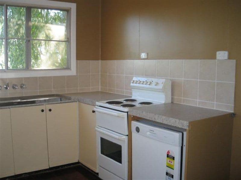 15 Downs Street, ROMA QLD 4455, Roma - Thumbnail 2