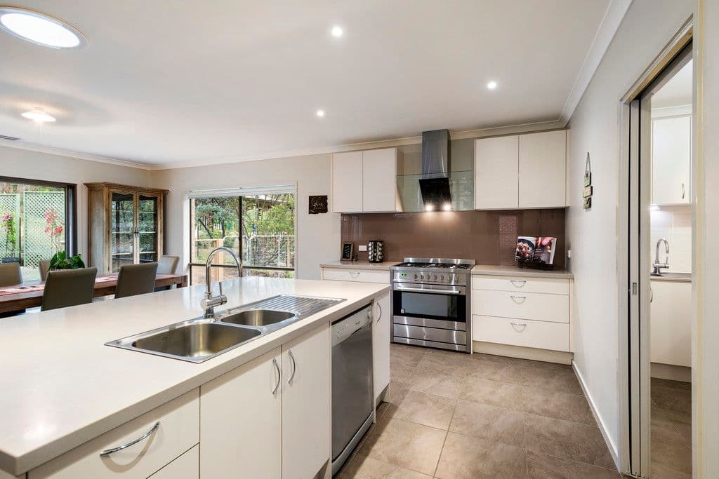 15 Banks Road, Eltham North VIC 3095, Eltham North - Thumbnail 4