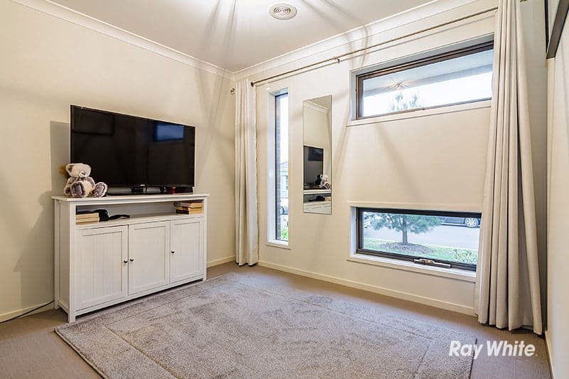 9 Jutland Close, Clyde North VIC 3978, Clyde North - Thumbnail 2