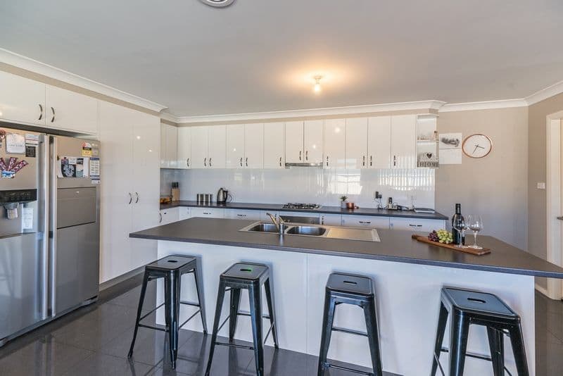 23 Robinson Court, Orange - Thumbnail 3