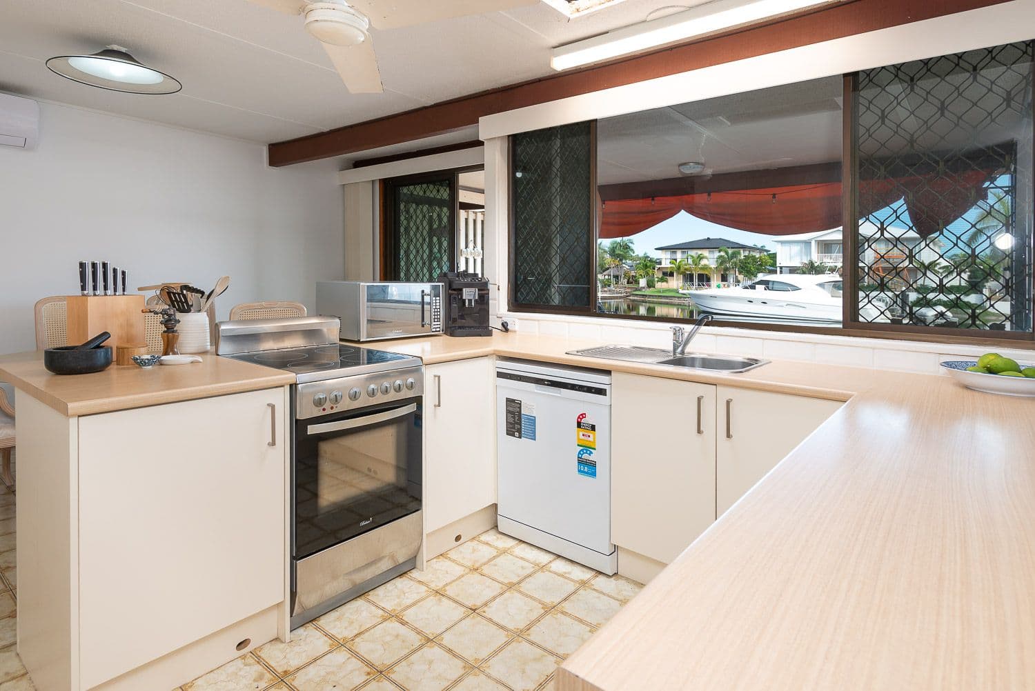 8 Drysdale Place, Paradise Point QLD 4216, Paradise Point - Thumbnail 5