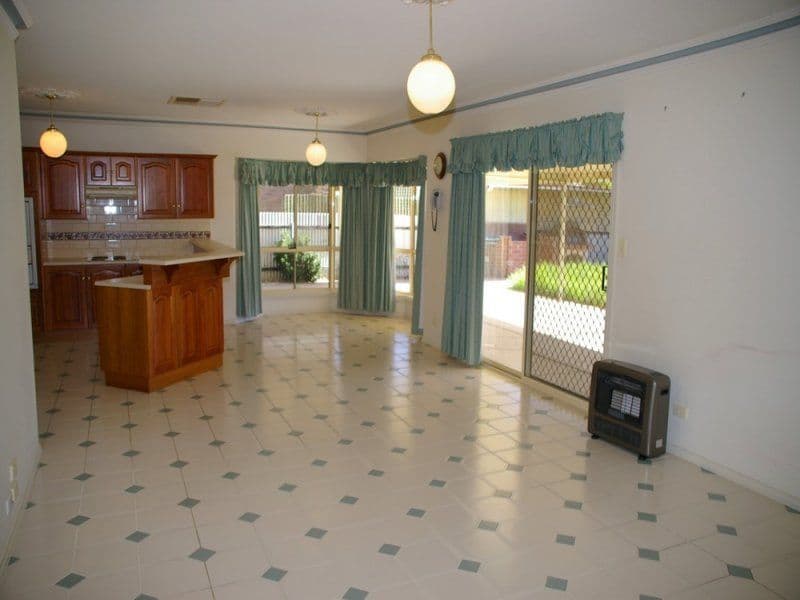 16 Cedar Avenue, RENMARK SA 5341, Renmark - Thumbnail 3