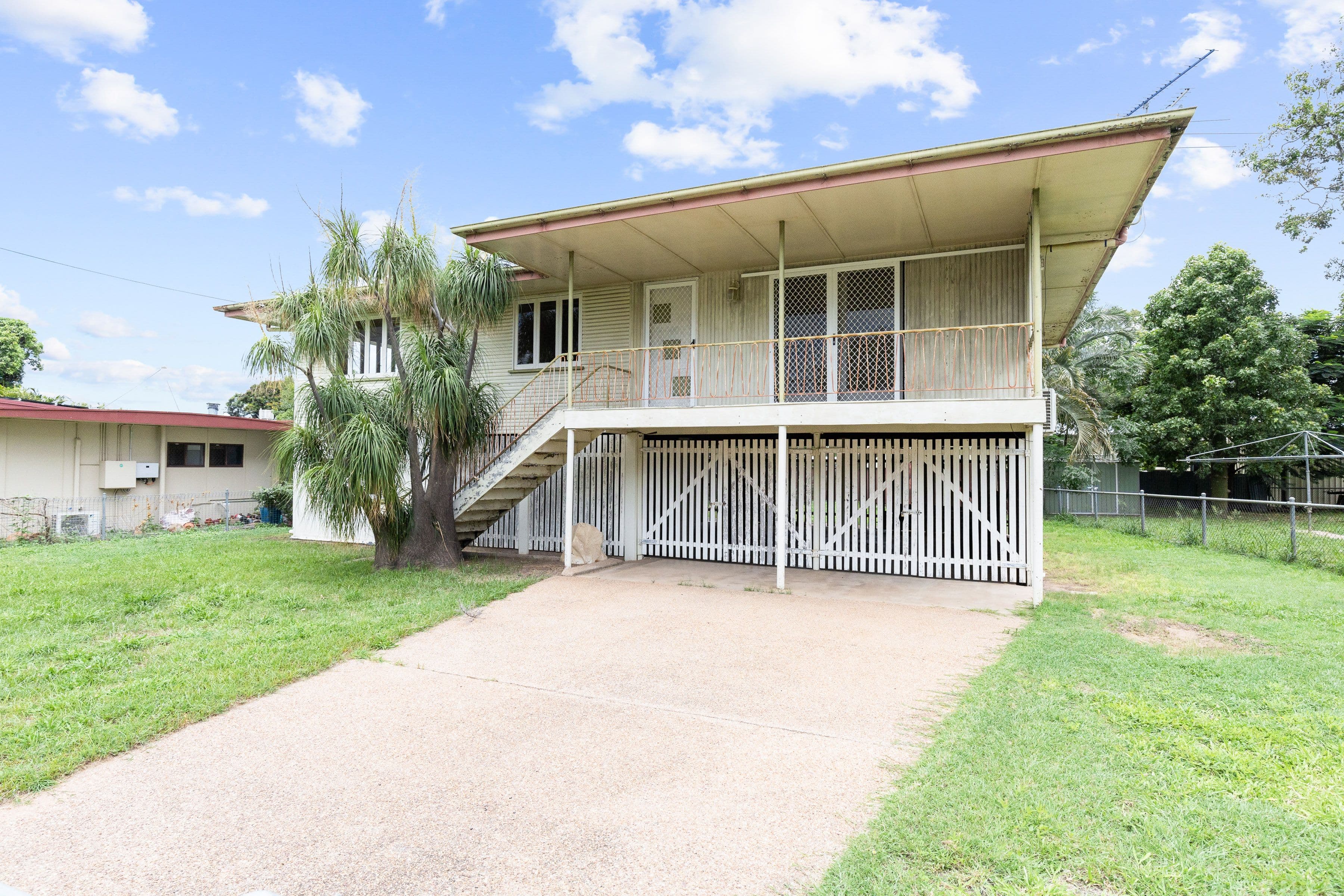 8 Racecourse Road, Emerald QLD 4720, Emerald - Thumbnail 2